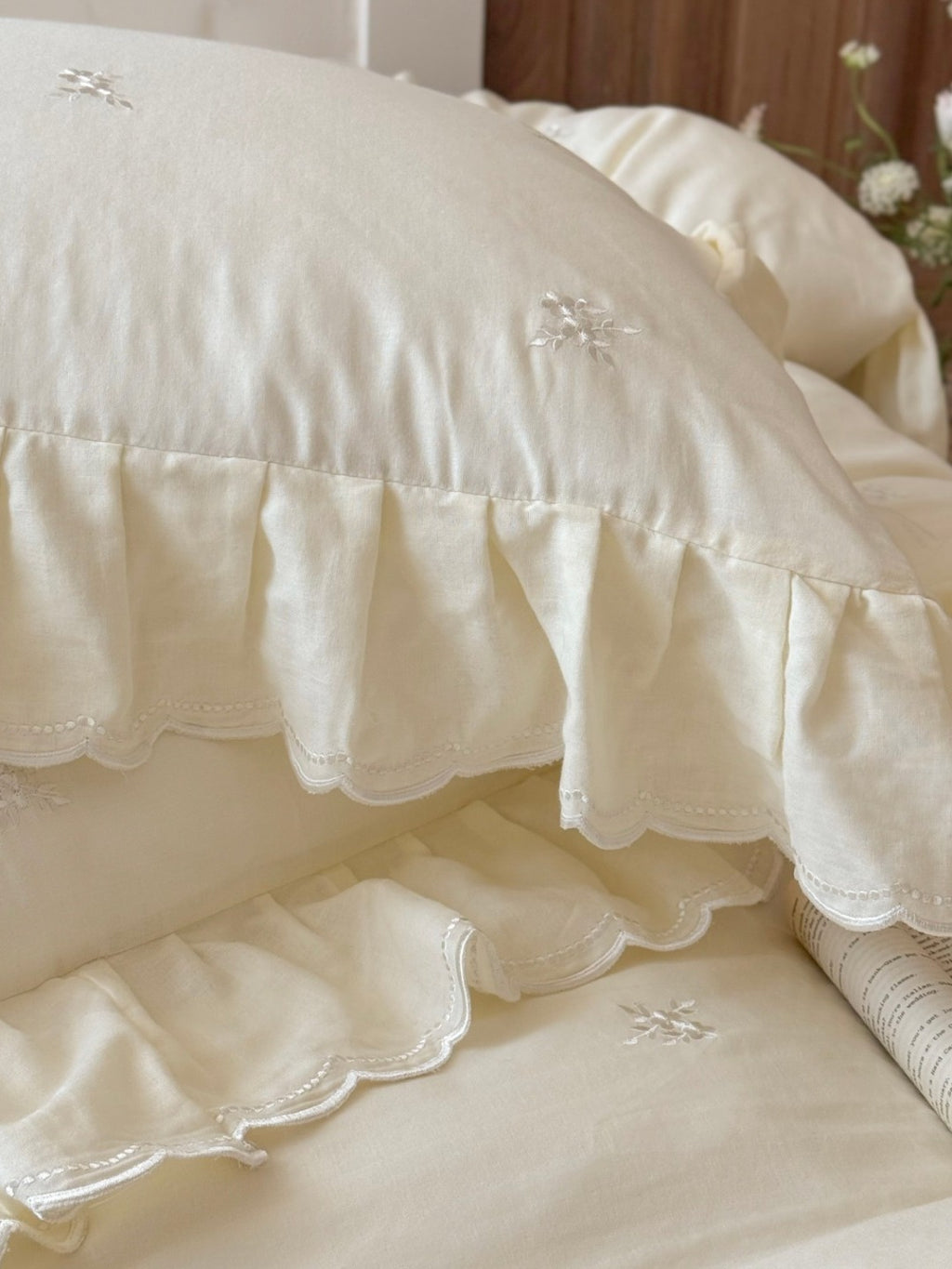 Marielle Scalloped Embroidered Muslin Bedding Set original reference image 2