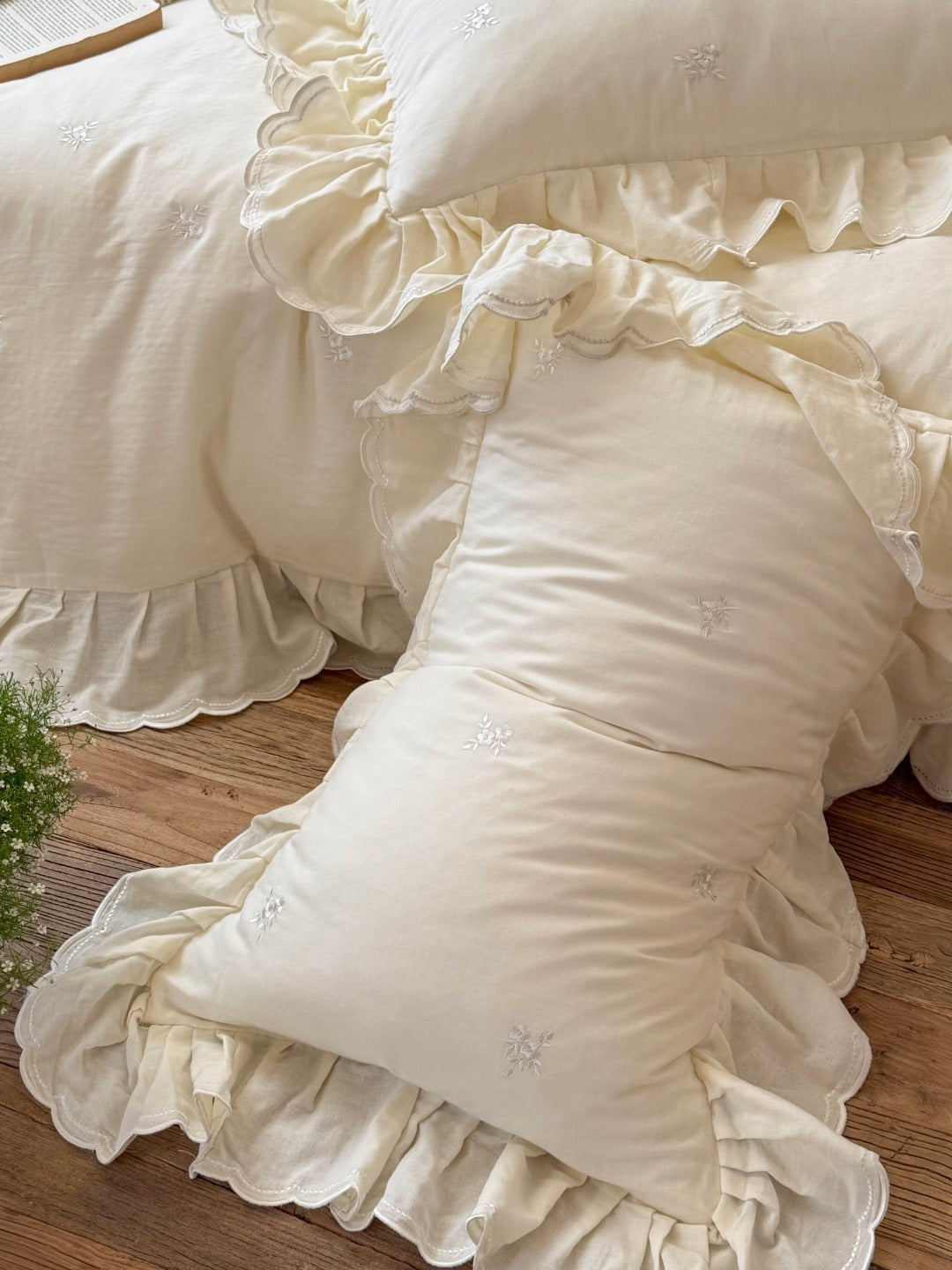 Marielle Scalloped Embroidered Muslin Bedding Set original reference image 7