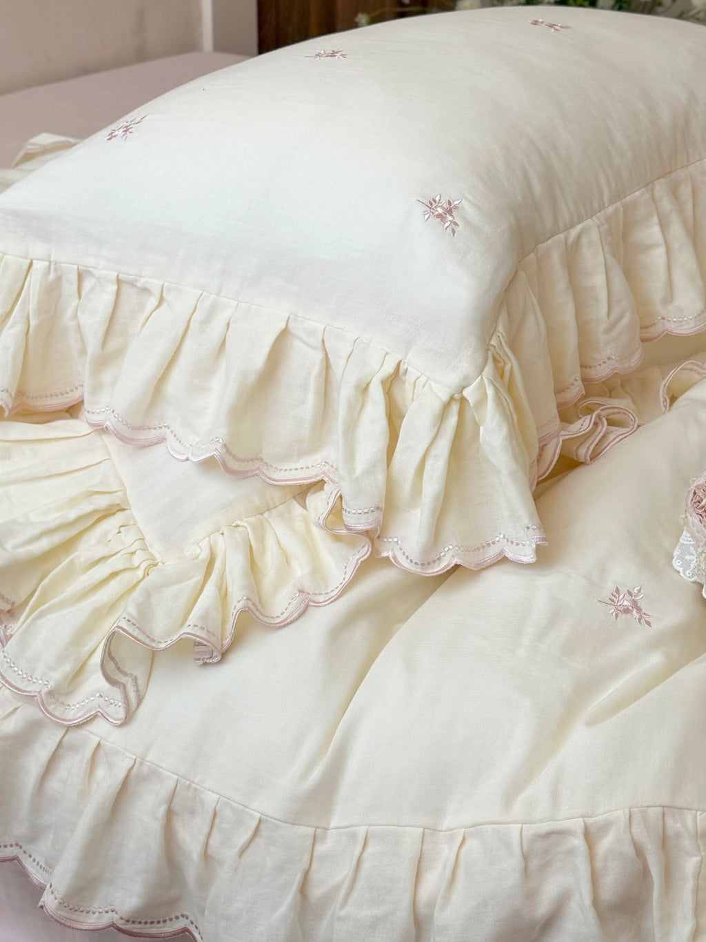 Marielle Scalloped Embroidered Muslin Bedding Set original reference image 12